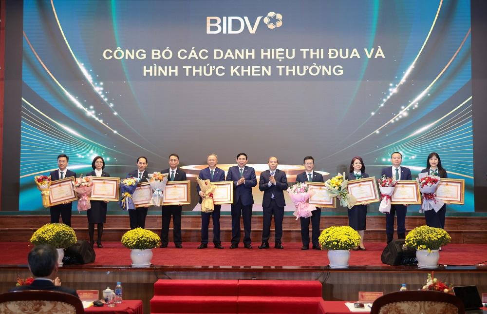 Các đơn vị, cá nhân thuộc BIDV đón nhận bằng khen của Thủ tướng Chính phủ - Ảnh: BIDV