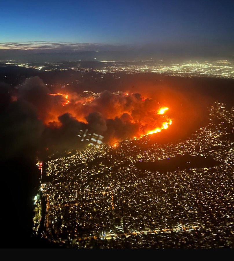 Đám cháy ở Palisades, một khu phố đẹp như tranh vẽ ở phía tây Quận Los Angeles, nơi có nhiều ngôi sao điện ảnh, truyền hình và âm nhạc, đã thiêu rụi hơn 1.000 công trình, khiến đây trở thành một trong những đám cháy tàn phá nhất trong lịch sử Los Angeles. Đám cháy rừng đã tăng gấp 4 lần về quy mô từ sáng sớm đến giữa trưa, ngày 8/1 (giờ địa phương).