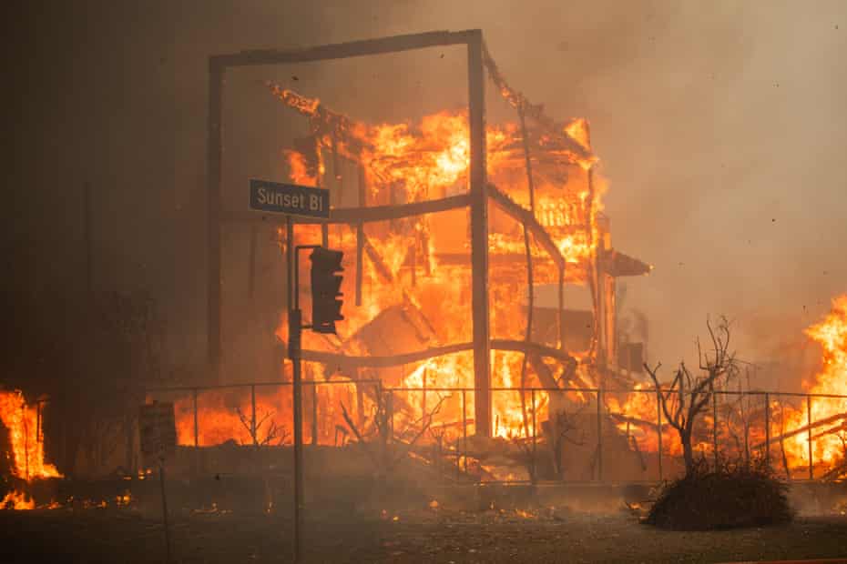 Một ngôi nhà bị cháy trong vụ cháy Eaton ở Altadena, California - Ảnh: AFP