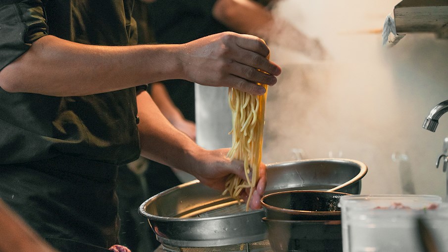 Ramen là loại mì truyền thống của Nhật Bản được sử dụng trong các món ăn như tonkotsu ramen, curry ramen, shio ramen và miso ramen, cùng nhiều món khác. Mì được làm từ bột mì, nước, muối và nước kiềm được gọi là kansui, tạo nên chất lượng trơn và bóng đặc trưng của mì ramen.  Trước khi cán, bột mì ramen phải nở ra một chút. Kết cấu của mì ramen cứng và có màu vàng nhạt. Sau khi chế biến, chúng thường được phục vụ trong nước dùng, có thể trong hoặc sữa, đặc hoặc loãng. Những loại mì này được nhập khẩu từ Trung Quốc vào thời Minh Trị, và người ta tin rằng vào năm 1910, một nhà hàng Trung Quốc ở Yokohama lần đầu tiên bắt đầu phục vụ mì trong một món ăn gọi là lamian. 