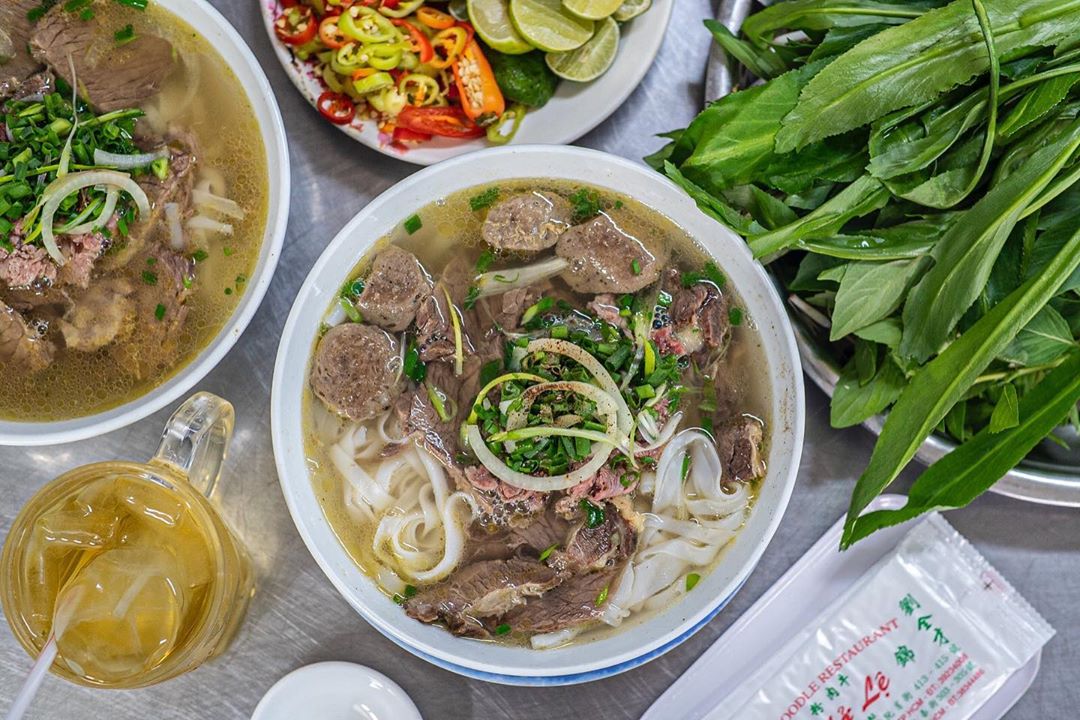 Bánh phở là loại bánh mỳ dẹt và rộng của Việt Nam. Chúng có đặc điểm là màu trắng và hương vị hơi ngọt gợi nhớ đến gạo. Khi nấu chín, sợi mỳ trở nên gần như trong suốt với kết cấu mềm nhưng chắc và trơn.  Những sợi mì gạo này được biết đến nhiều nhất khi dùng trong phở , nhưng chúng cũng có thể được xào và dùng trong các món ăn khác làm từ mì. Mặc dù chúng được dùng tốt nhất khi còn tươi (tươi), bánh phở cũng có dạng mì khô, đóng gói sẵn. Bên ngoài Việt Nam, chúng còn được gọi là chantaboon hoặc rice sticks .