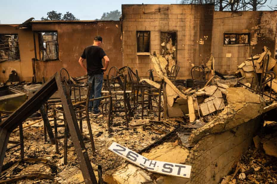 Người dân Los Angeles đau lòng khi chứng kiến ngôi nhà của mình bị thiêu rụi - Ảnh: AFP