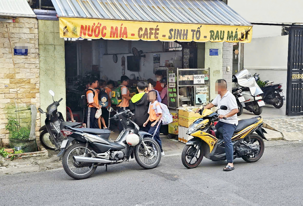 Một điểm dạy thêm ở quận Gò Vấp, TPHCM có khá đông học sinh đến học thêm ngoài giờ - ẢNH: D.V.