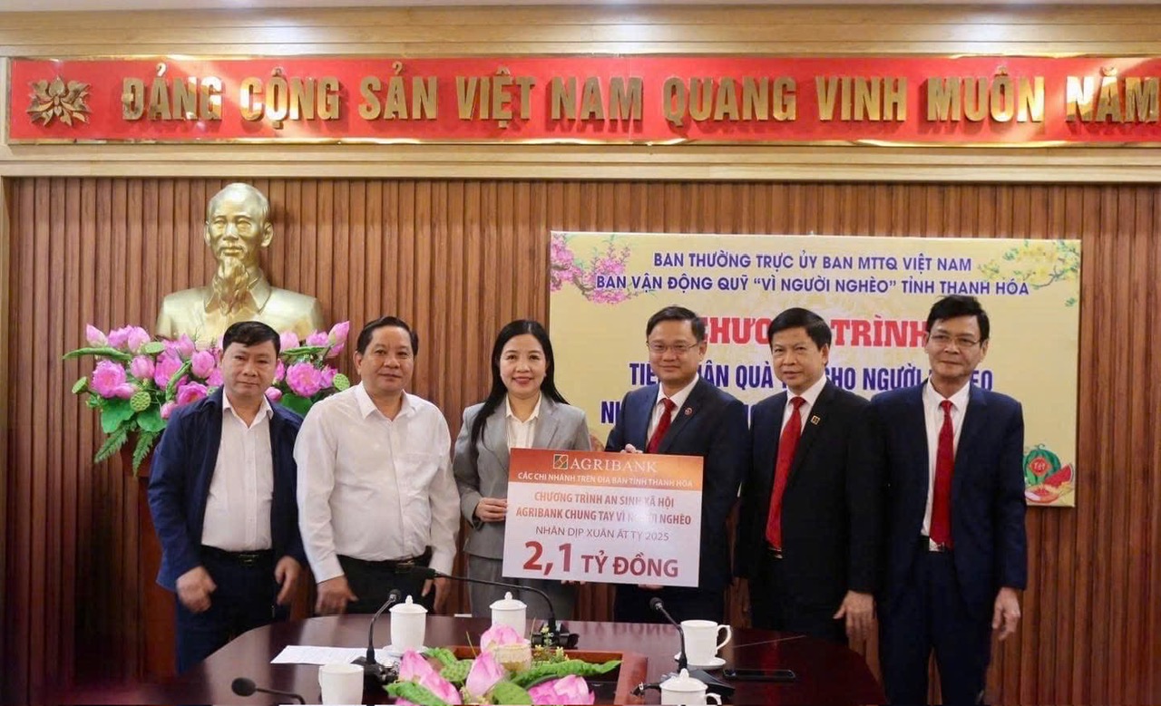 Các chi nhánh Agribank trên địa bàn tỉnh Thanh Hóa thông qua Ủy ban Mặt trận Tổ quốc tỉnh đã trao tặng các hộ nghèo, gia đình chính sách tại địa phương với tổng số tiền 2,1 tỉ đồng - Ảnh: Agribank