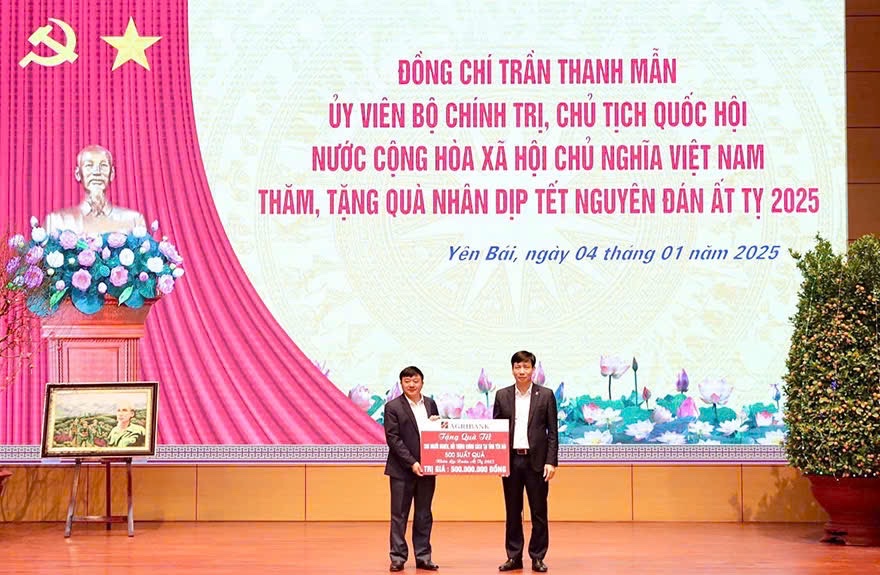 Đại diện Agribank, đồng chí Phạm Đức Tuấn - Thành viên HĐTV, Chủ tịch Công đoàn Agribank đã trao 500 triệu đồng hỗ trợ người dân và lực lượng vũ trang tại địa bàn tỉnh Yên Bái - Ảnh: Agribank