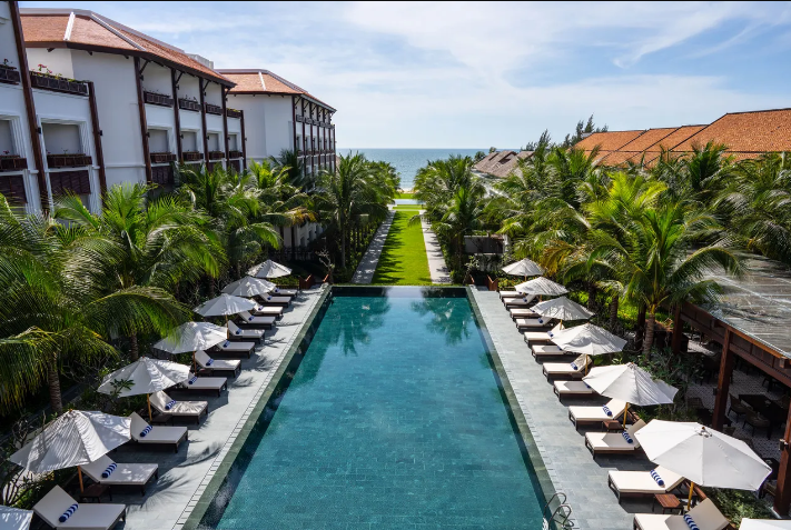 The Anam Mũi Né - 18 Nguyễn Đình Chiểu, TP Phan Thiết, Bình Thuận:Resort bên bờ biển này mang phong cách Đông Dương sang trọng và ấm cúng với sàn lát gạch bông cổ điển. Mỗi phòng ở đây đều có tranh sơn dầu của các họa sĩ Việt Nam và hơn 120 tác phẩm gốm của các nghệ nhân từ cộng đồng người Chăm được đặt khắp khuôn viên. The Anam níu chân du khách với hồ bơi rợp bóng cọ, có massage lomi-lomi kiểu Hawaii và Bali, bữa ăn tối bên bờ biển lãng mạn hoặc tiệc BBQ riêng tư.