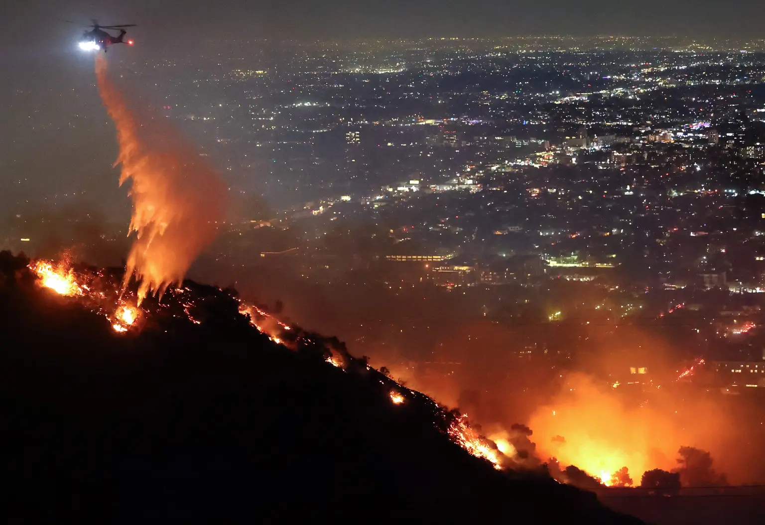 Những đám cháy lớn bao phủ nhiều khu vực rộng lớn của quận gnoi6 sao Los angeles, bang California, Mỹ - Ảnh: AFP