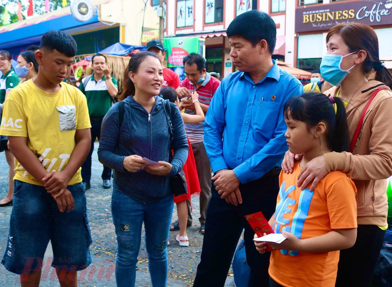 Liên đoàn lao động TPHCM hỗ trợ vé tàu xe và thăm hỏi người lao động dịp tết Nguyên đán 2023 - Ảnh: Khuê Lâm