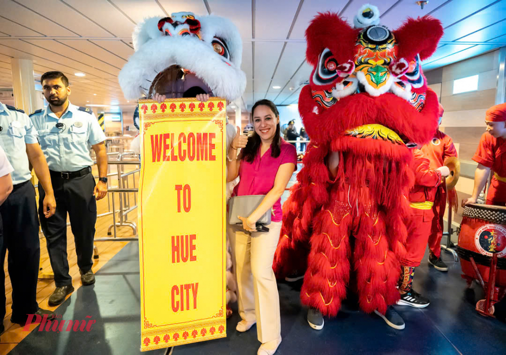 Chuyến tàu du lịch Anthem of the sea (quốc tịch Bahamas) thuộc hãng tàu Royal Caribbean mang theo 4.455 khách du lịch đến từ Anh, Australia, Mỹ…