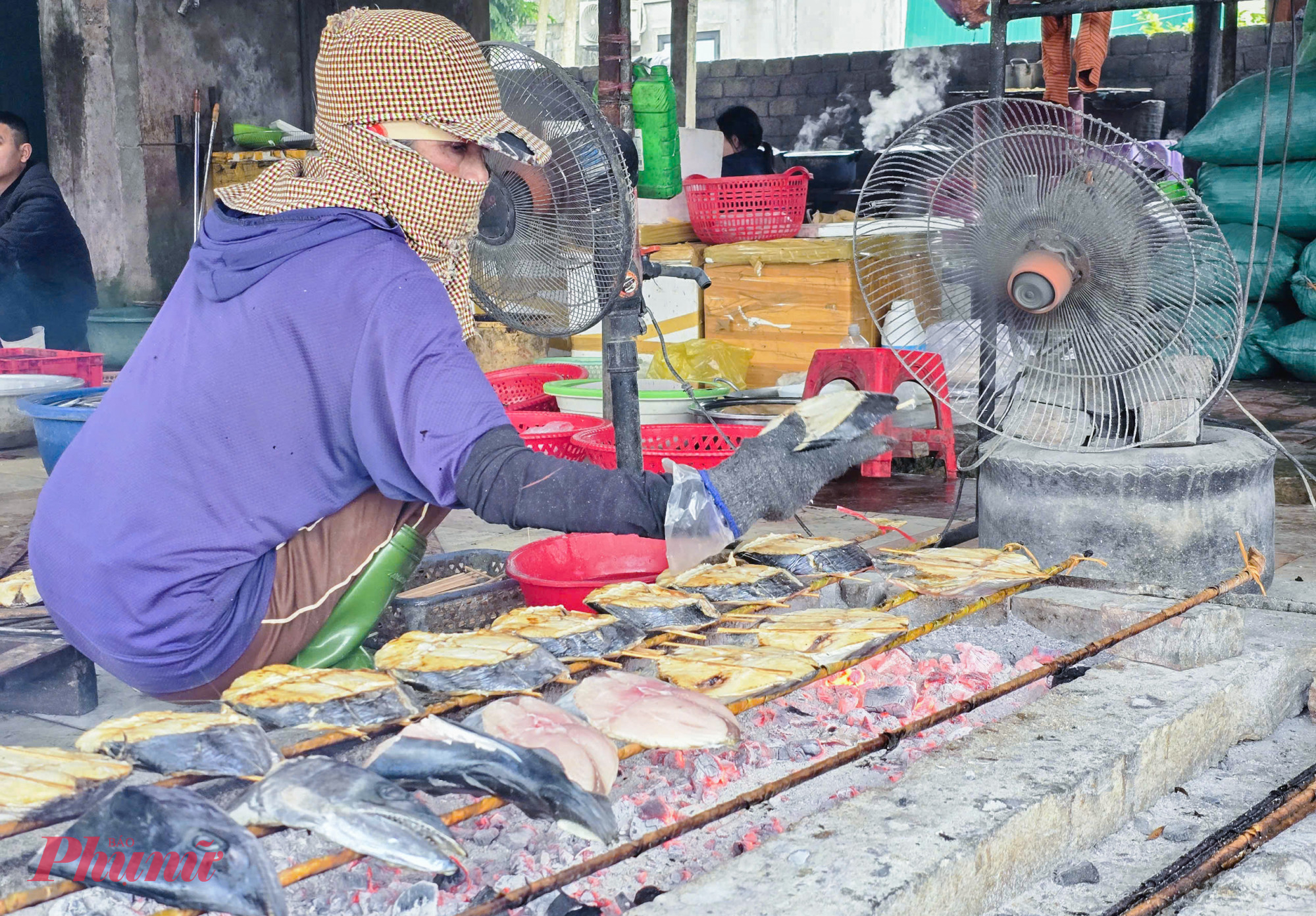 Cá nướng ở đây có đầy đủ các loại, kích thước khác nhau, từ những con cá thu lớn đến cá thửng, cá nục, cá trích... 