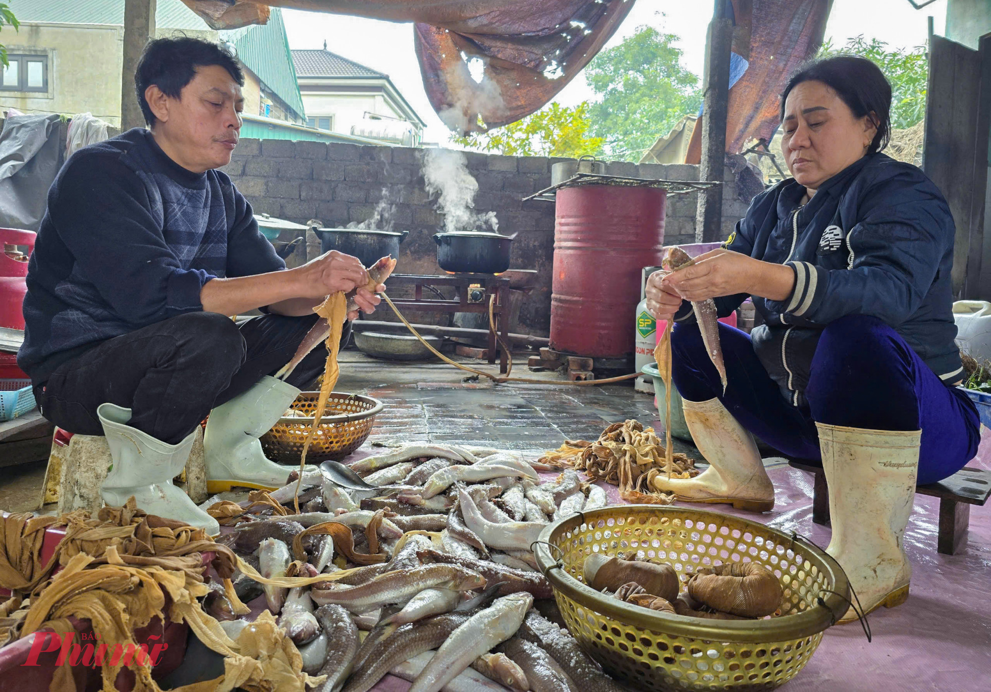 Bà Võ Thị Tâm (61 tuổi, trú khối Yên Đình) cho biết, khi trời trở lạnh cũng là lúc vào mùa cá thửng. Từ 3g sáng, bà đã phải ra bến, đợi thuyền đánh cá của các ngư dân trở về, lựa chọn mua những mẻ cá thửng tươi ngon, to đều để về chế biến. Trung bình mỗi ngày cơ sở của bà Tâm nướng gần 200kg cá thửng để cung ứng cho thị trường. Càng cận tết, nhu cầu mua cá thửng càng cao khiến nguồn cung không đủ cầu.