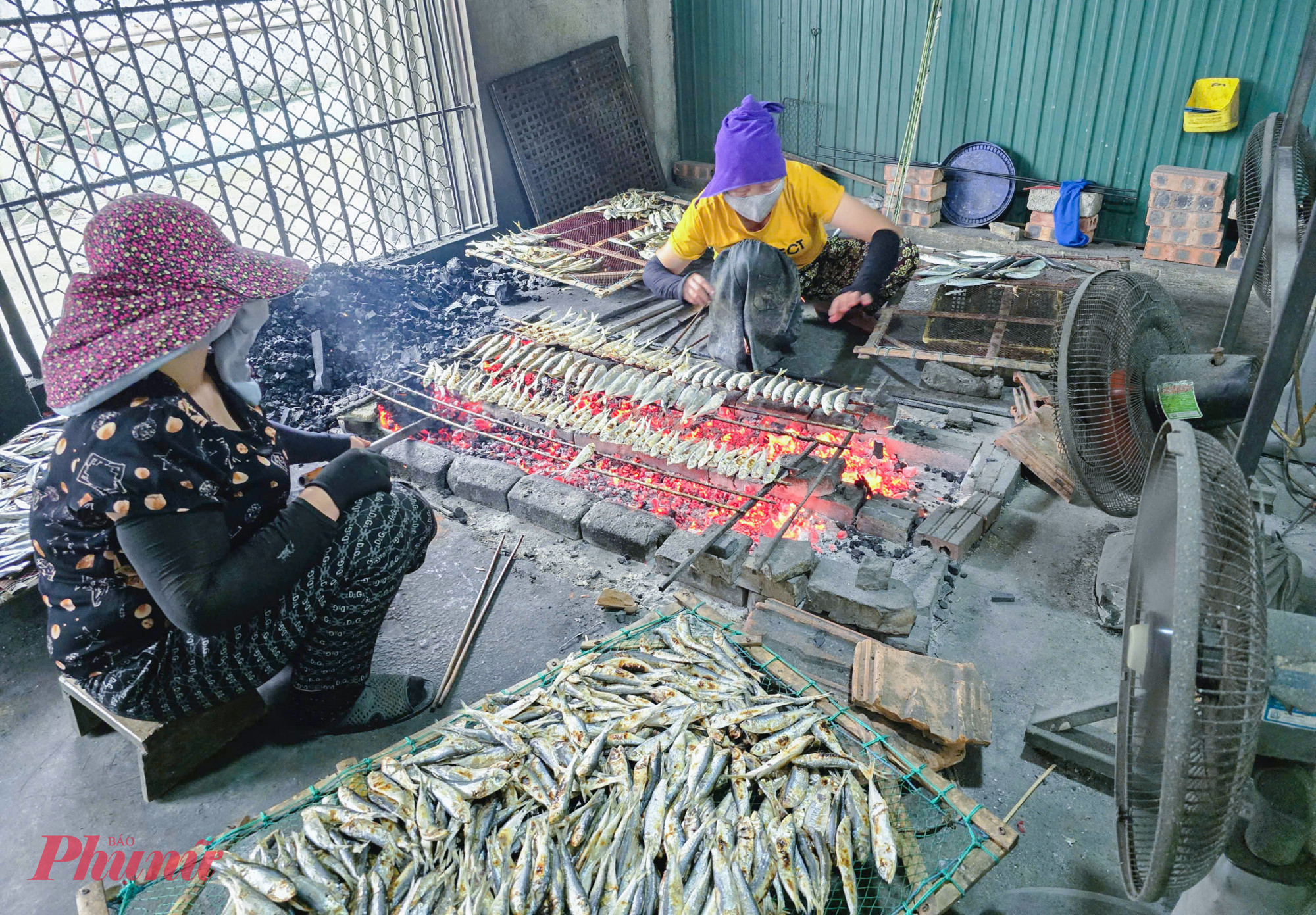 Những ngày này, hàng chục cơ sở chuyên nướng cá ở làng chài khối Yên Đình (phường Nghi Thủy, TP.Vinh, tỉnh Nghệ An) đa số đều phải hoạt động hết công suất để kịp cung ứng hàng cho thị trường tết. Nghề nướng cá ở đây hoạt động quanh năm, song cao điểm nhất vẫn là vụ tết.