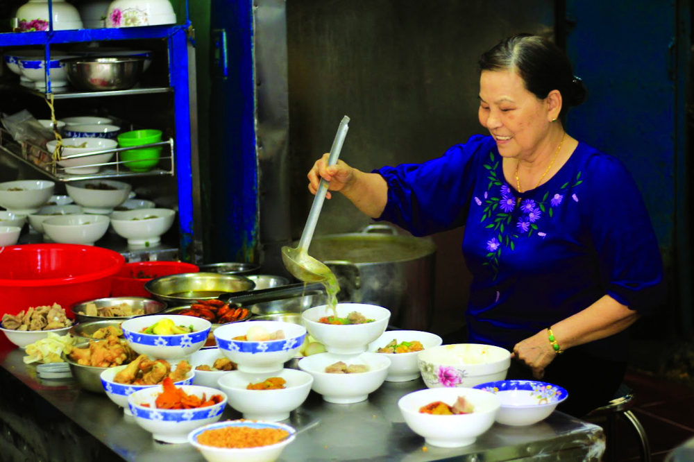 Nụ cười hiền lành, chân chất của dì bán mì Quảng, ở tiệm mì Quảng Sâm, quận Tân Bình, làm thực khách chợt nhớ mẹ, nhớ bà đang ở quê nhà