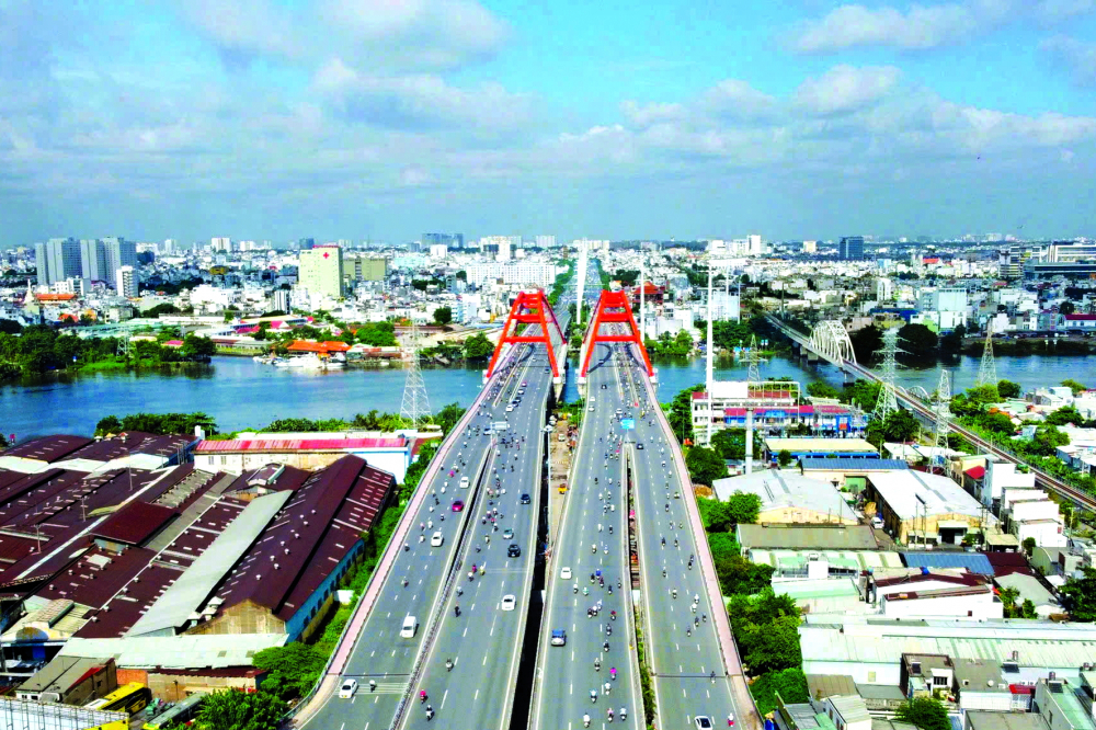 Đại lộ Phạm Văn Đồng - bắt đầu từ ngã năm Nguyễn Thái Sơn (quận Gò Vấp) đến ngã tư Linh Xuân (TP Thủ Đức) - được thông xe toàn tuyến vào năm 2015 với 12 làn xe, đảm bảo sự thông thoáng và an toàn. Đây được xem là tuyến nội đô đẹp nhất TPHCM với vốn đầu tư 340 triệu USD, kết nối từ sân bay Tân Sơn Nhất đến Quốc lộ 1A và Quốc lộ 1K, tạo ra hướng giao thông mới qua các quận Tân Bình, Gò Vấp, Bình Thạnh, TP Thủ Đức và tỉnh Bình Dương, Đồng Nai.  Tuyến đường này hoàn thành giúp rút ngắn thời gian di chuyển từ đông bắc vào trung tâm, giảm tải áp lực giao thông lên các tuyến đường khác như Võ Nguyên Giáp, góp phần vào sự phát triển kinh tế của khu vực. 