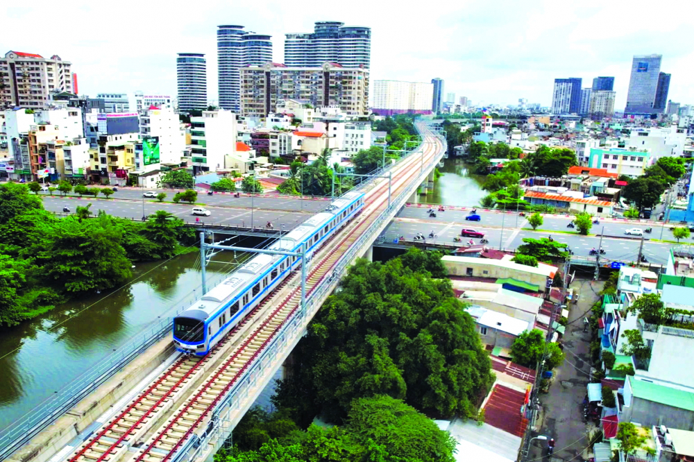Tháng 12/2024, tuyến đường sắt đô thị số 1 TPHCM (metro số 1: Bến Thành - Suối Tiên) chính thức đi vào vận hành thương mại, mang lại niềm vui, sự phấn khởi cho người dân thành phố. Sau 12 năm khởi công, giấc mơ được di chuyển bằng một phương tiện giao thông công cộng hiện đại của người dân TPHCM đã trở thành hiện thực. Tuyến metro số 1 không đơn thuần là một công trình giao thông mà còn là biểu tượng của sự phát triển, góp phần thay đổi diện mạo đô thị và chăm lo toàn diện, nâng cao chất lượng cuộc sống người dân. Hình ảnh những đoàn tàu metro hiện đại, vận hành liên tục từ ga Bến Thành đến ga Suối Tiên và ngược lại đã đánh dấu bước ngoặt lớn trong quá trình phát triển giao thông ở thành phố.  Tàu có vận tốc thiết kế 80 - 110km/h, tổng chiều dài toàn tuyến 19,7km, hành trình từ ga Bến Thành đến ga Suối Tiên chỉ khoảng 30 phút (đã bao gồm thời gian dừng tại ga). Bên cạnh đó, vì mỗi đoàn tàu có sức chứa lên đến khoảng 900 khách, tần suất 8-12 phút/chuyến nên metro số 1 được dự báo sẽ nhanh chóng trở thành sự lựa chọn ưu tiên trong việc di chuyển của nhiều người dân.