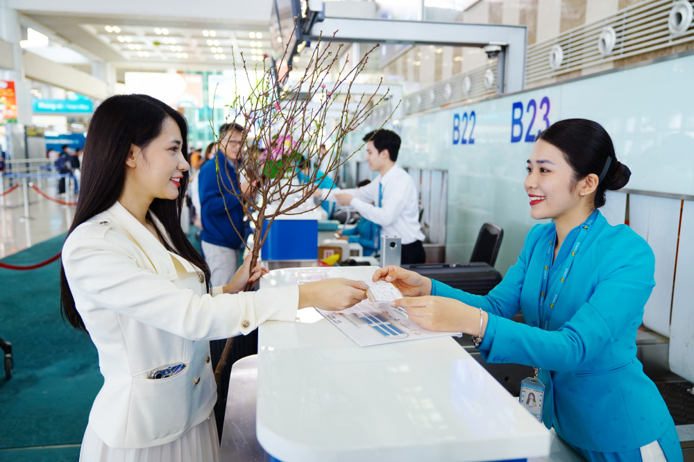 Khách hàng được mang theo tối đa một bó mai hoặc đào dạng hành lý ký gửi. Ảnh minh họa: Vietnam Airlines