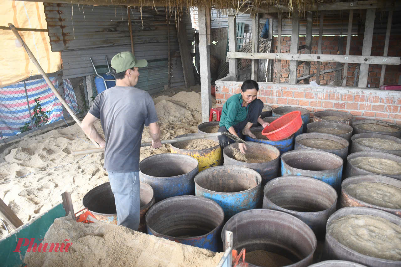 “Đậu được ngâm nước, rửa sạch sau đó cho vào thùng làm giá. Để cây giá phát triển cần phải tưới nước giữ ẩm cho cát. Làm giá bằng cát không sử dụng hóa chất nên rất sạch, an toàn cho người sử dụng', bà Viên nói.