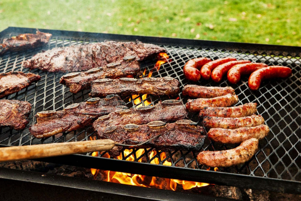 Asado là món nướng truyền thống nổi tiếng ở các nước Nam Mỹ như Argentina, Uruguay và Paraguay. Đây là một bữa tiệc thịt nướng, thường gồm thịt bò, heo, cừu, và xúc xích (chorizo), được nướng trên lò than hoặc bếp lửa ngoài trời. Quá trình nấu thường chậm để thịt chín đều và giữ được hương vị. Thịt thường được ướp đơn giản với muối biển và ăn kèm với sốt chimichurri, salad, hoặc bánh mì. 