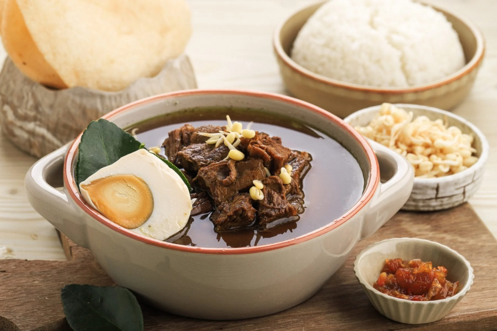 Rawon là một món súp truyền thống nổi tiếng của Indonesia, đặc biệt phổ biến ở khu vực Đông Java. Đặc trưng của món này là nước súp có màu đen sậm nhờ vào keluak (hạt đen từ cây kepayang), tạo nên hương vị đậm đà, hơi béo và đặc trưng. Rawon thường được nấu với thịt bò thái miếng, kết hợp cùng tỏi, hành, gừng, sả, và các gia vị địa phương khác. Món ăn thường được ăn kèm với cơm trắng, giá đỗ, trứng muối, và bánh krupuk (bánh phồng tôm).