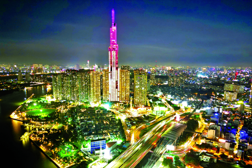 TPHCM về đêm nhìn từ trên cao. Tòa nhà Landmark 81 sừng sững, sáng rực giữa bầu trời đêm như một biểu tượng của thành phố hiện đại, phát triển. TPHCM về đêm trông như một bức tranh sôi động, đầy màu sắc. Những con phố nhộn nhịp, hàng quán san sát nhau tạo nên không khí huyên náo của một “thành phố không ngủ”. 