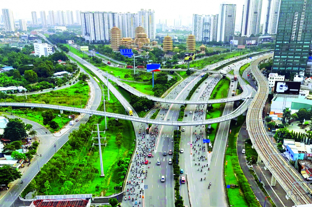 Nút giao thông ngã ba Cát Lái (TP Thủ Đức, TPHCM) nằm ở điểm cuối của đại lộ Mai Chí Thọ kết nối với đường Võ Nguyên Giáp, được xem là nút giao quan trọng bậc nhất ở cửa ngõ phía đông thành phố. Công trình giải quyết cơ bản tình trạng ùn tắc giao thông khi tạo điều kiện cho xe đầu kéo, xe tải hạng nặng di chuyển thuận lợi, nhanh chóng.  Cầu vượt ở nút giao thông được đưa vào sử dụng từ tháng 8/2010. Công trình với 2 cầu từ cảng Cát Lái (Nguyễn Thị Định và đại lộ Mai Chí Thọ), dự án khu liên hợp thể dục thể thao Rạch Chiếc rẽ trái về trung tâm thành phố. 1 cầu hướng từ đường Võ Nguyên Giáp (từ cầu Rạch Chiếc đi Bình Thạnh) rẽ trái về cảng Cát Lái, hầm Thủ Thiêm và những nhánh đường phía dưới.
