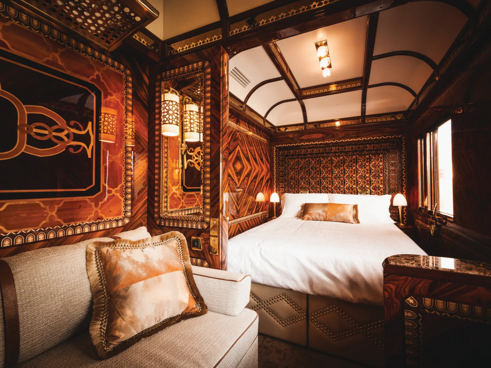 Venice Simplon-Orient-Express là biểu tượng của sự xa hoa, nổi bật với hai phòng suite cao cấp mang tên Paris và Istanbul. Cả hai phòng đều được thiết kế tinh xảo với sàn nhà tắm lát đá cẩm thạch, tường chạm khắc thủ công đầy nghệ thuật, cùng dịch vụ quản gia phục vụ 24/7. Nội thất được chăm chút đến từng chi tiết, từ sofa bọc nệm cao cấp mang lại sự thoải mái tối đa đến những tiện nghi đẳng cấp như sâm panh miễn phí dành riêng cho hành khách hạng suite suốt hành trình xuyên qua Italy và Tây Âu. Với mức giá từ 22.000 USD mỗi người cho một đêm, đây thực sự là lựa chọn dành cho những ai muốn trải nghiệm hành trình trên tàu ở đẳng cấp vượt trội.