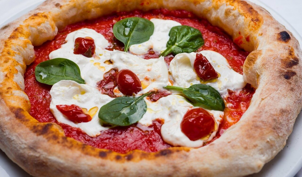  Pizza Neapolitan là một loại pizza truyền thống của Ý, có nguồn gốc từ thành phố Naples. Đặc trưng của nó là lớp đế mỏng, mềm ở giữa và viền bánh phồng, hơi cháy xém do nướng ở nhiệt độ cao. Phần topping thường gồm cà chua San Marzano, phô mai mozzarella tươi, dầu ô liu nguyên chất, và lá húng quế.