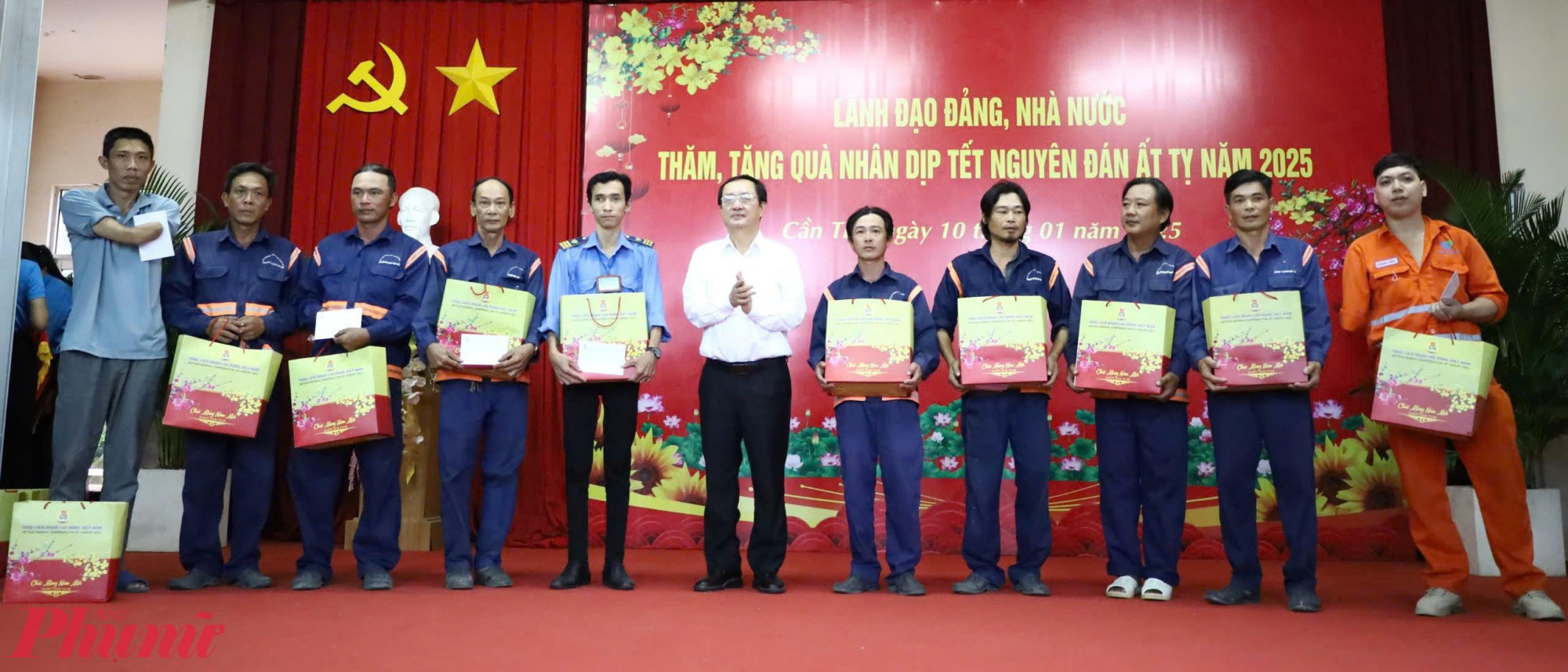 Ông Huỳnh Thành Đạt - Bộ trưởng Bộ Khoa học Công nghệ đến thăm và tặng quà cho đoàn viên, công nhân lao động có hoàn cảnh khó khăn.