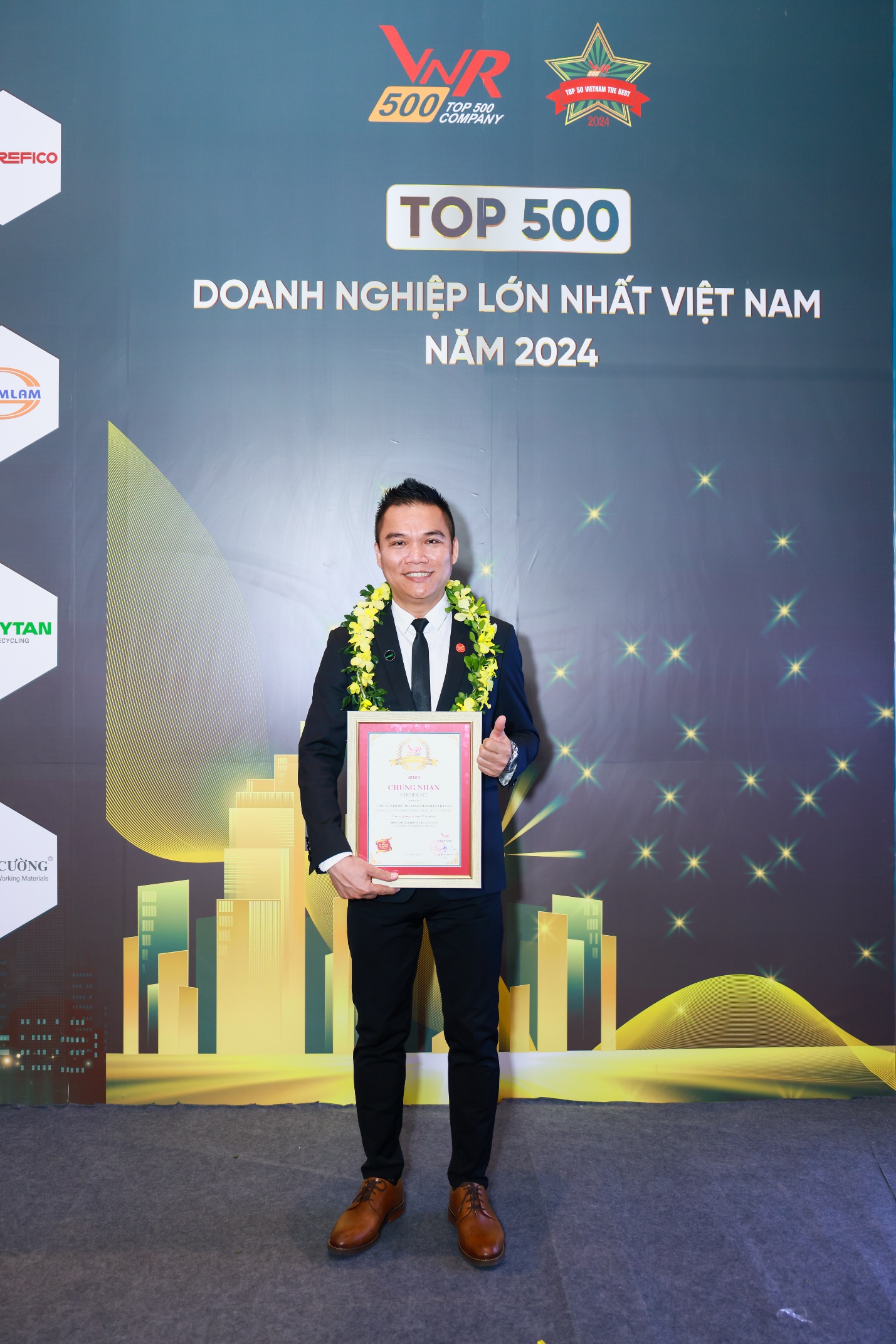 Ông Nguyễn Thành Đạt - Giám đốc Truyền thông Herbalife Việt Nam, Campuchia và Thái Lan - đại diện nhận giải Top 500 doanh nghiệp lớn nhất Việt Nam 2024 - Ảnh: Herbalife