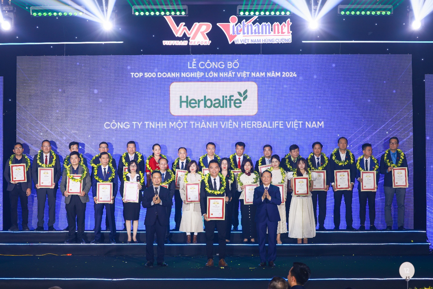 Herbalife Việt Nam được vinh danh tại Lễ công bố Top 500 doanh nghiệp lớn nhất Việt Nam 2024 - Ảnh: Herbalife