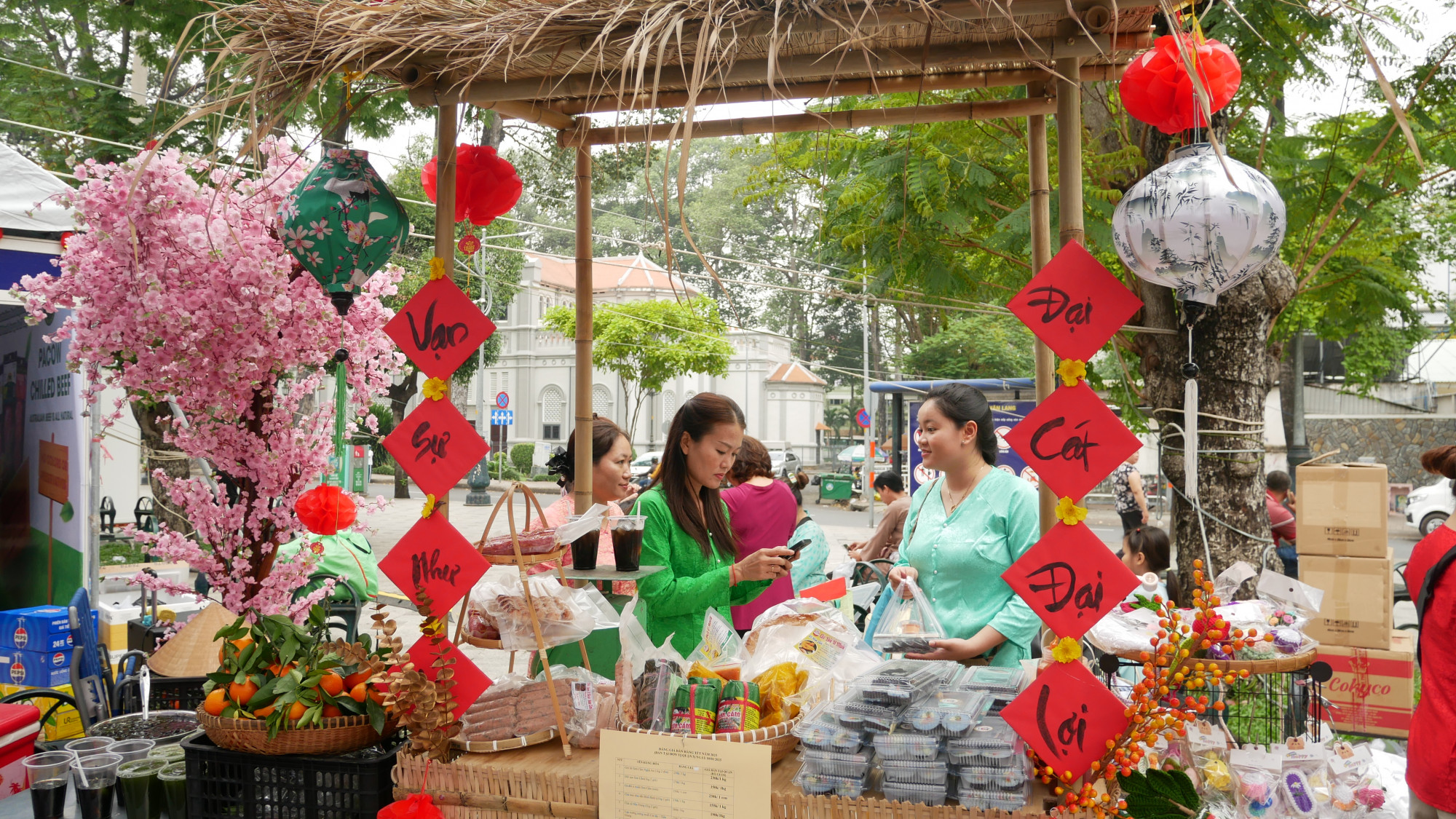 Với chủ đề Tết quê, không gian phiên chợ được bài trí 