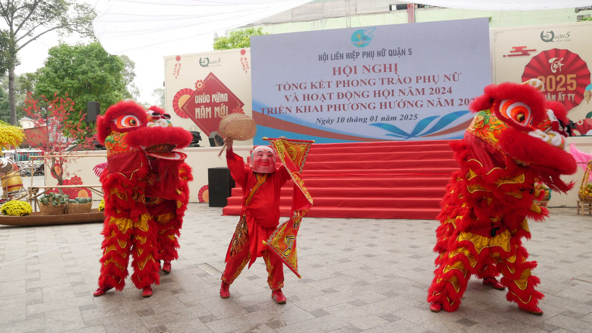 Sắc xuân ngập tràn phiên chợ với sự góp mặt của đoàn lân sư rồng