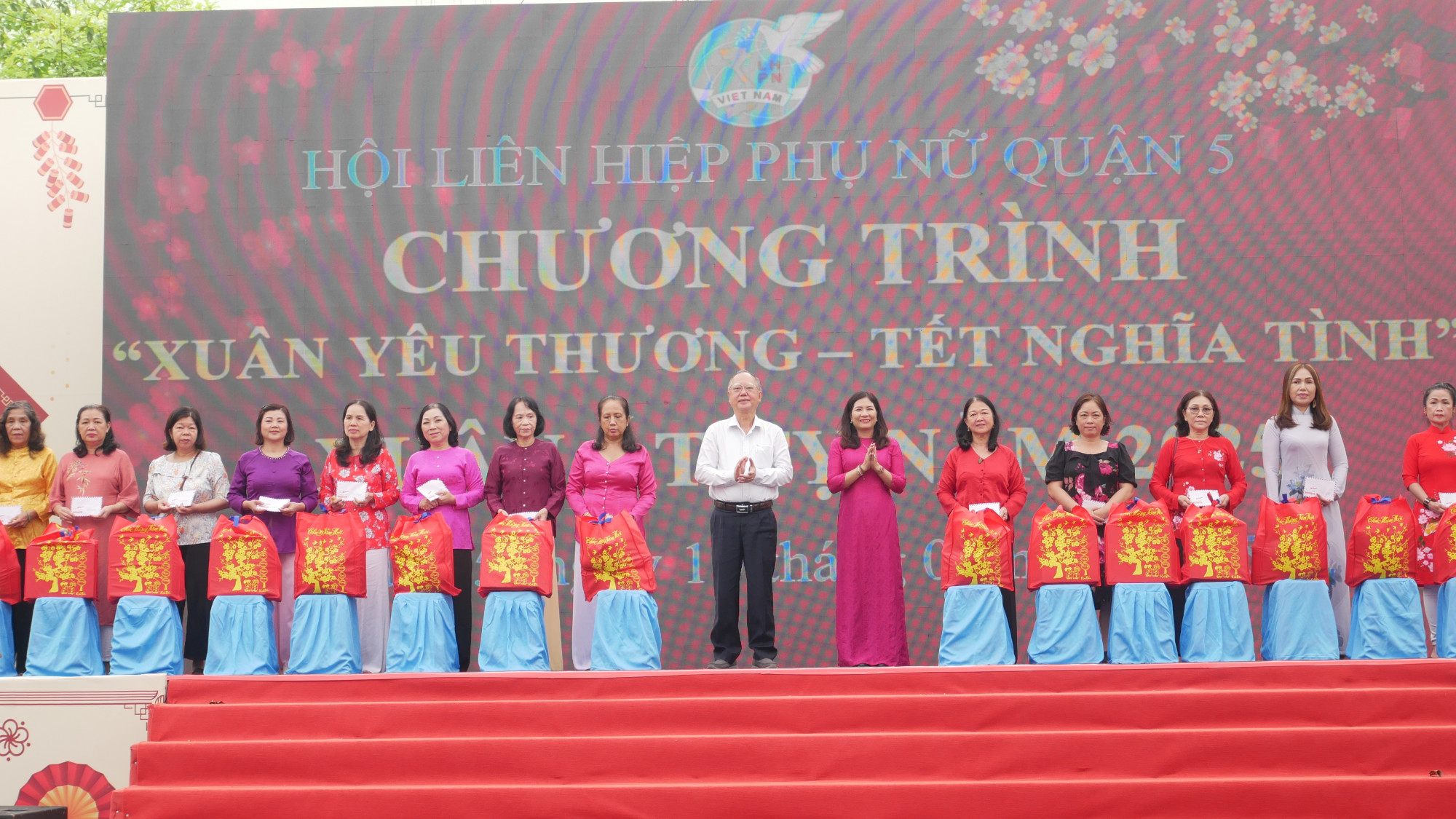 Trong chương trình chăm lo tết năm nay, Hội LHPN quận 5 đã dành sự quan tâm đến lực lượng cán bộ hội tại khu phố