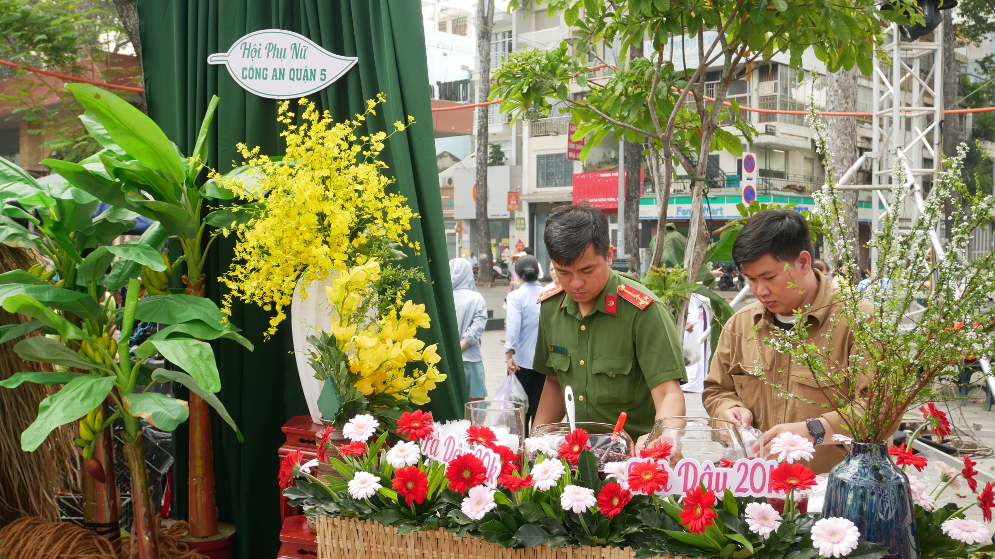 Gian hàng nước của Hội Phụ nữ Công an quận 5 được trang trí mộc mạc nhưng vô cùng thu hút