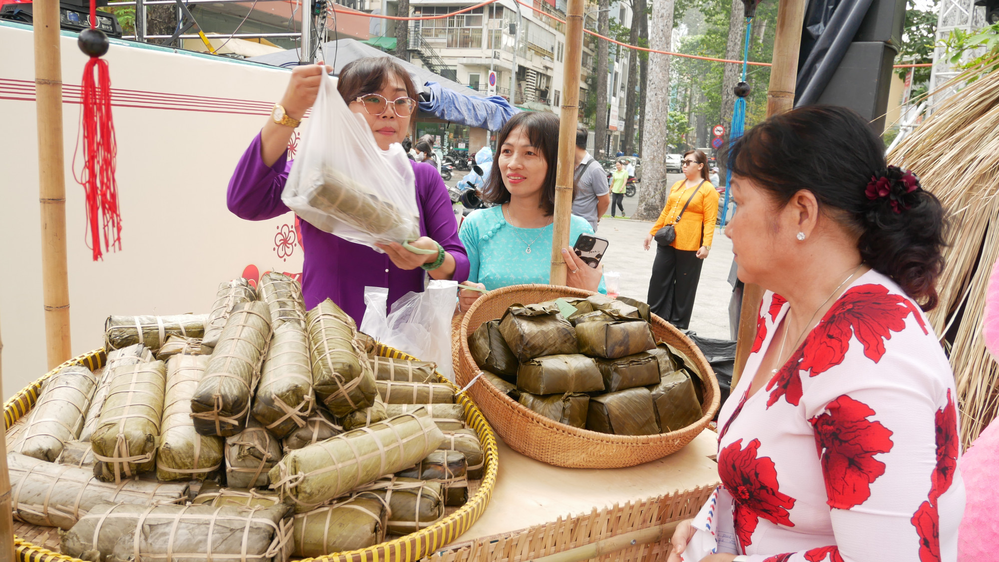 Gian hàng bánh tét bánh chưng của Hội LHPN quận 5 cũng thu hút đông khách hàng đến mua sắm tết