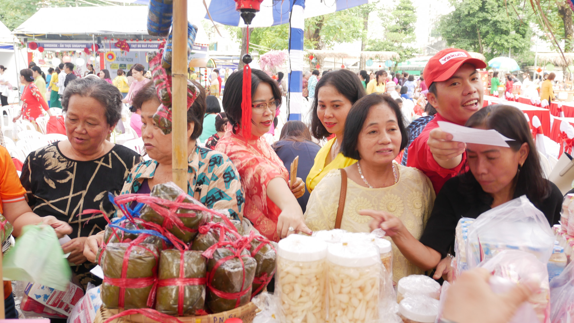 Gian hàng củ kiệu, dưa muối - những món ăn không thể thiếu trong ngày tết cổ truyền của dân tộc 