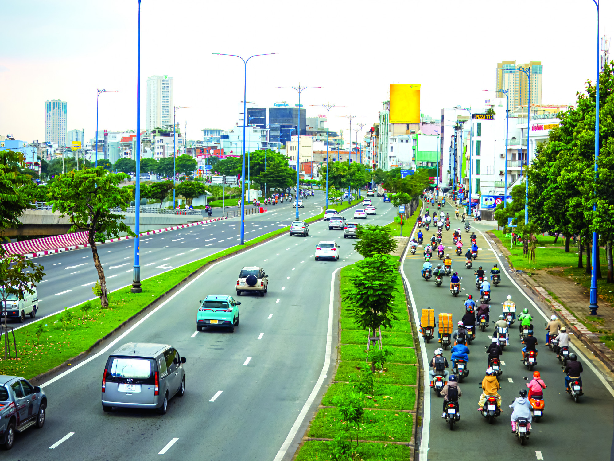  Những căn nhà cũ dọc kênh Tàu Hủ - Bến Nghé đã nhường chỗ cho đại lộ Đông Tây sầm uất, như một dải lụa mềm vắt ngang thành phố - ẢNH: PHÙNG HUY