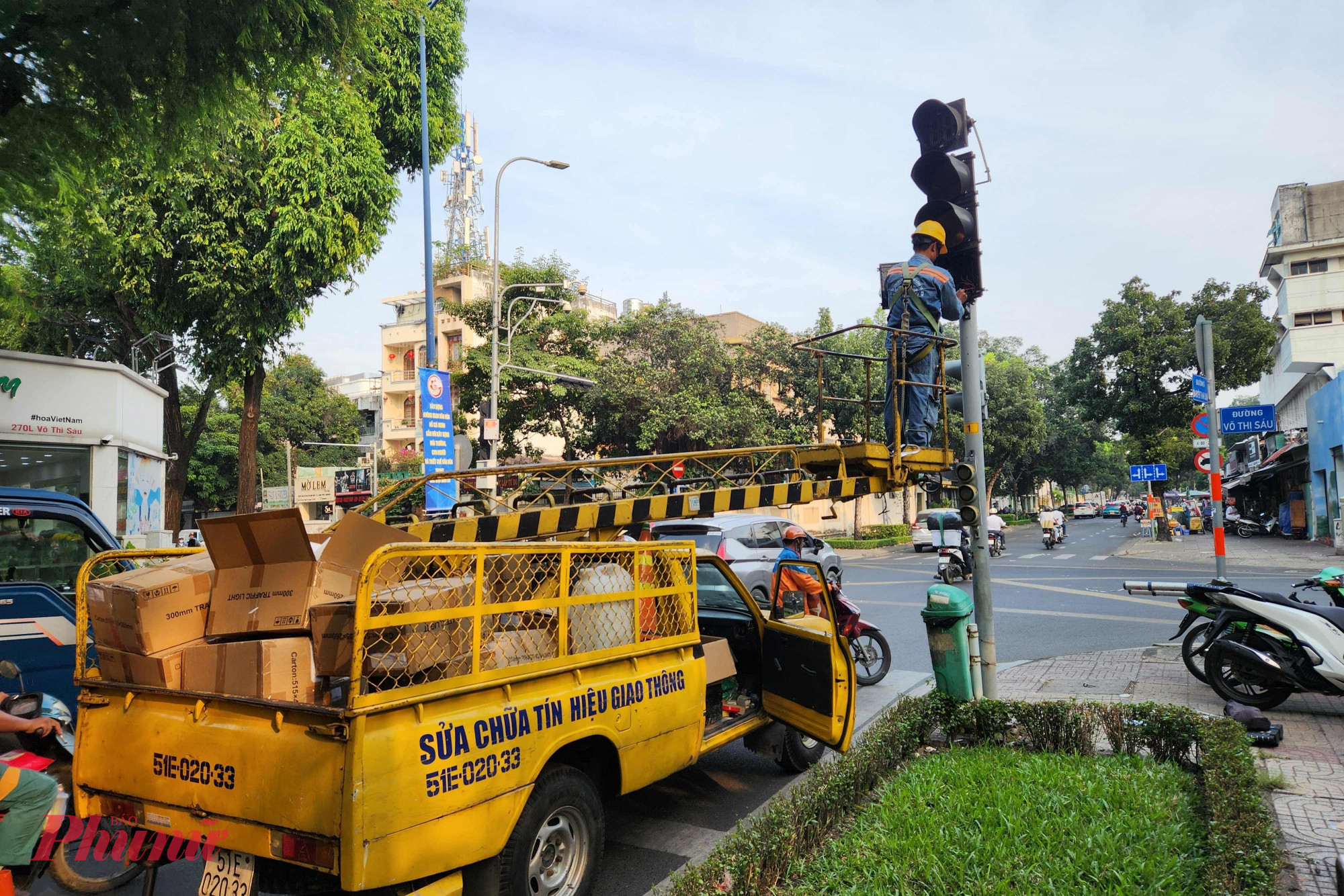 Đơn vị thi công lắp Nhân viên gắn thêm bảng tín hiệu cho phép xe máy rẽ phải tại giao lộ Võ Thị Sáu - Nguyễn Thông (Q.3, TP.HCM)