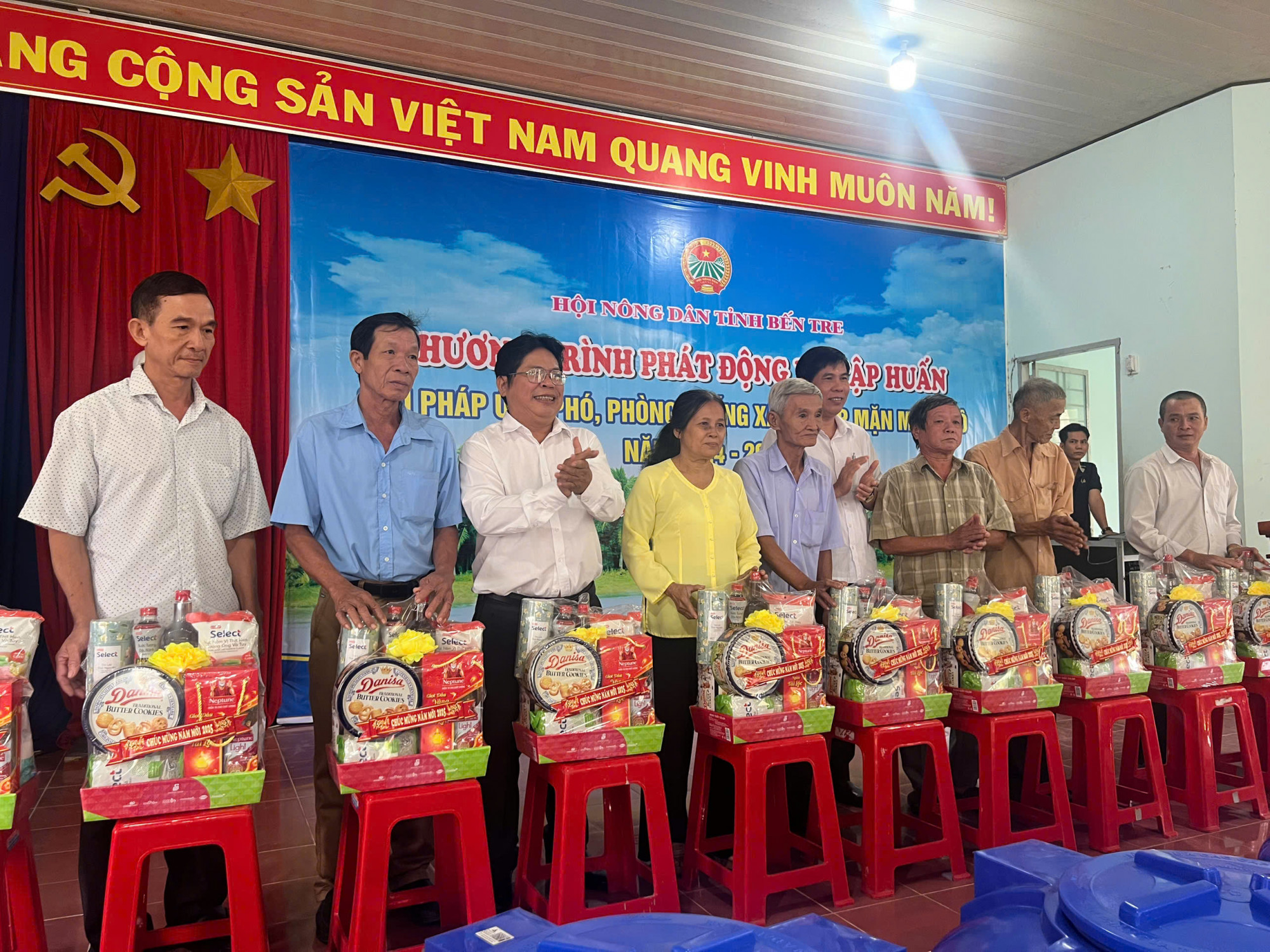 hỗ trợ 70 phần quà cho hội viên, nông dân có hoàn cảnh khó khăn trên địa bàn xã Thuận Điền với số tiền trên 30 triệu đồng.