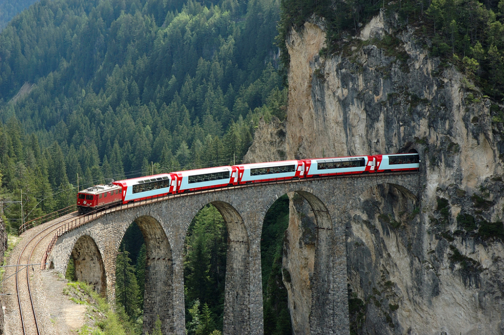 Điểm nổi bật nhất của Glacier Express chính là cơ hội ngắm nhìn vẻ đẹp thiên nhiên tuyệt vời của dãy Alps. Đoàn tàu này không chỉ đơn giản là phương tiện di chuyển từ Zermatt đến St. Moritz, mà là một hành trình trải nghiệm với những cảnh quan ngoạn mục. Các toa tàu được trang bị cửa sổ toàn cảnh lớn, mang lại tầm nhìn không bị cản trở, cho phép hành khách dễ dàng ngắm nhìn những cảnh đẹp hùng vĩ của dãy núi Alps. Độ cao, sự uốn lượn của dãy núi, những thung lũng xanh tươi, và các hồ nước trong vắt hiện lên ngay trước mắt, tạo nên một bức tranh thiên nhiên kỳ vĩ mà không nơi nào khác có được.