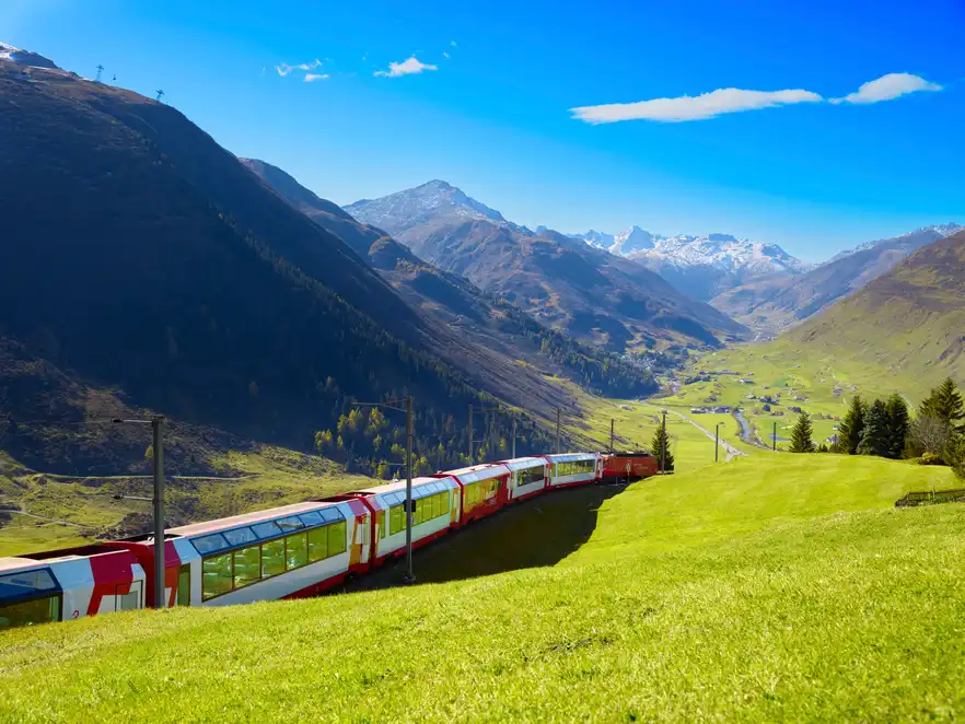 Không phải ngẫu nhiên mà Glacier Express được mệnh danh là tàu tốc hành chậm nhất thế giới. Đây không chỉ là một chuyến tàu, mà là một cuộc hành trình qua những cảnh quan thiên nhiên kỳ diệu của dãy Alps Thụy Sĩ. Với tốc độ chậm rãi, du khách không chỉ cảm nhận được vẻ đẹp của núi non mà còn tận hưởng sự thoải mái và dịch vụ cao cấp trên tàu. Glacier Express thực sự là lựa chọn lý tưởng cho những ai yêu thích sự phiêu lưu nhưng vẫn muốn trải nghiệm đẳng cấp và tiện nghi.