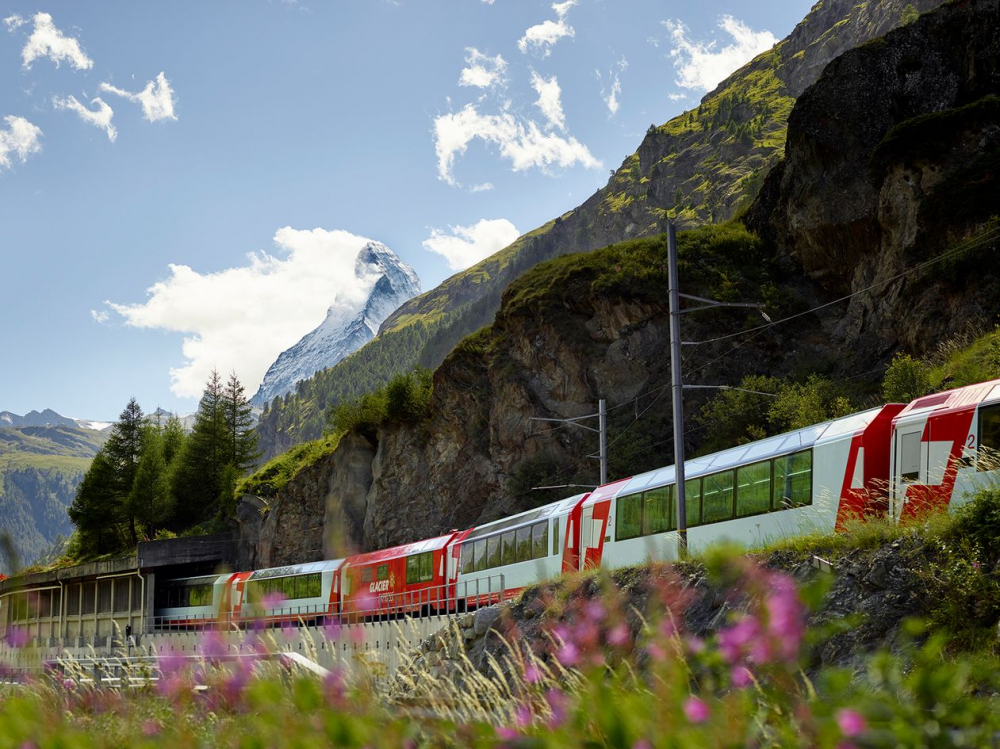 Ngoài Glacier Express, dãy Alps của Thụy Sĩ còn là nơi có một kỷ lục đặc biệt khác – ga xe lửa cao nhất thế giới mang tên Jungfraujoch. Ga này nằm ở độ cao 3.454 mét (11.332 feet) so với mực nước biển, mở ra một thế giới hoàn toàn khác biệt với tuyết trắng bao phủ quanh năm. Việc di chuyển qua các ga tàu cao ngất ngưởng này càng làm cho hành trình trên Glacier Express thêm phần thú vị và đáng nhớ.