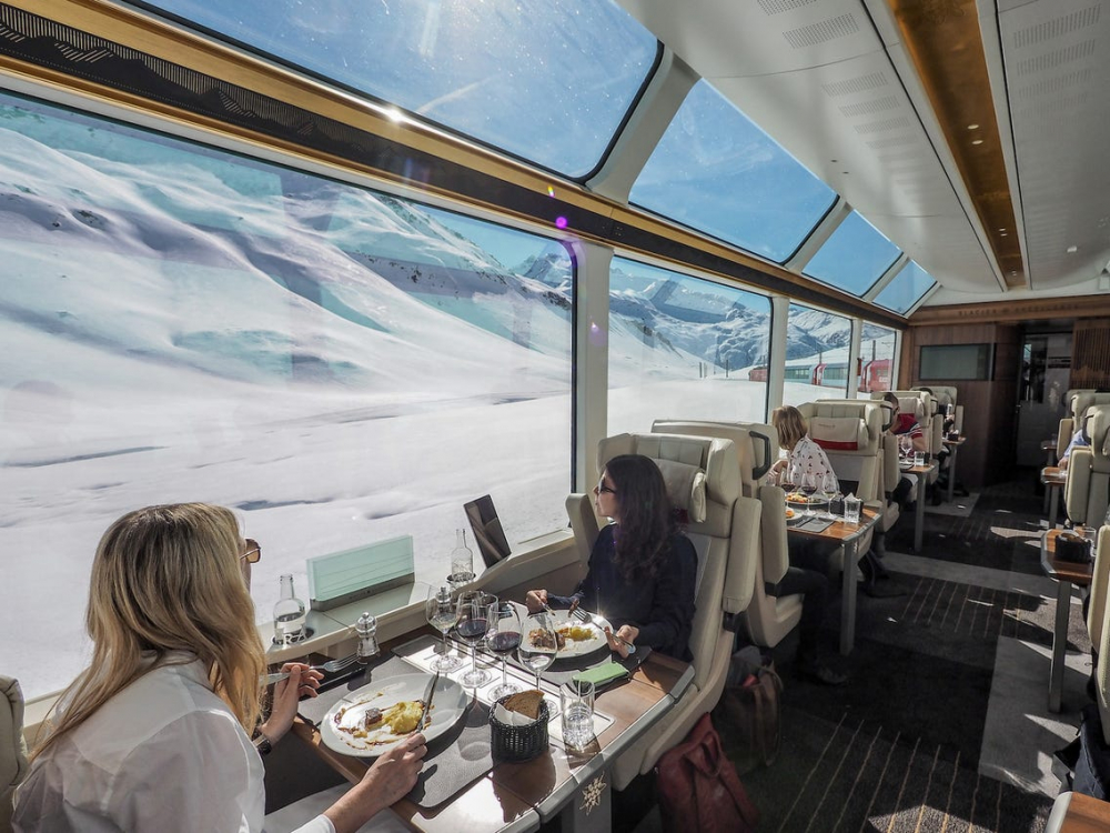 Hành trình của Glacier Express bắt đầu từ St. Moritz, một khu nghỉ dưỡng sang trọng ở vùng Engadin, và kết thúc tại Zermatt, ngôi làng nổi tiếng với đỉnh núi Matterhorn hình chóp nón. Trong suốt hành trình dài 8 tiếng, du khách sẽ được chiêm ngưỡng những khung cảnh tuyệt đẹp như: Cầu Landwasser Viaduct; Thung lũng Valais; Đỉnh Matterhorn; Những dòng sông băng lấp lánh...