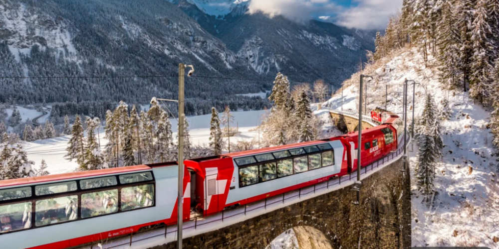 Glacier Express – được mệnh danh là tàu tốc hành chậm nhất thế giới – là một trong những chuyến tàu đặc biệt và lôi cuốn nhất hành tinh. Khác xa với những tàu tốc hành thông thường được thiết kế để di chuyển nhanh chóng, Glacier Express đưa hành khách trên một cuộc hành trình kéo dài hơn 8 giờ qua dãy Alps hùng vĩ của Thụy Sĩ. Với khoảng cách 290 km (181 dặm) từ Zermatt đến St. Moritz, tốc độ trung bình chỉ đạt khoảng 36 km/h, nhưng chính tốc độ chậm chạp này lại là điểm nhấn tạo nên sự đặc biệt của chuyến đi.