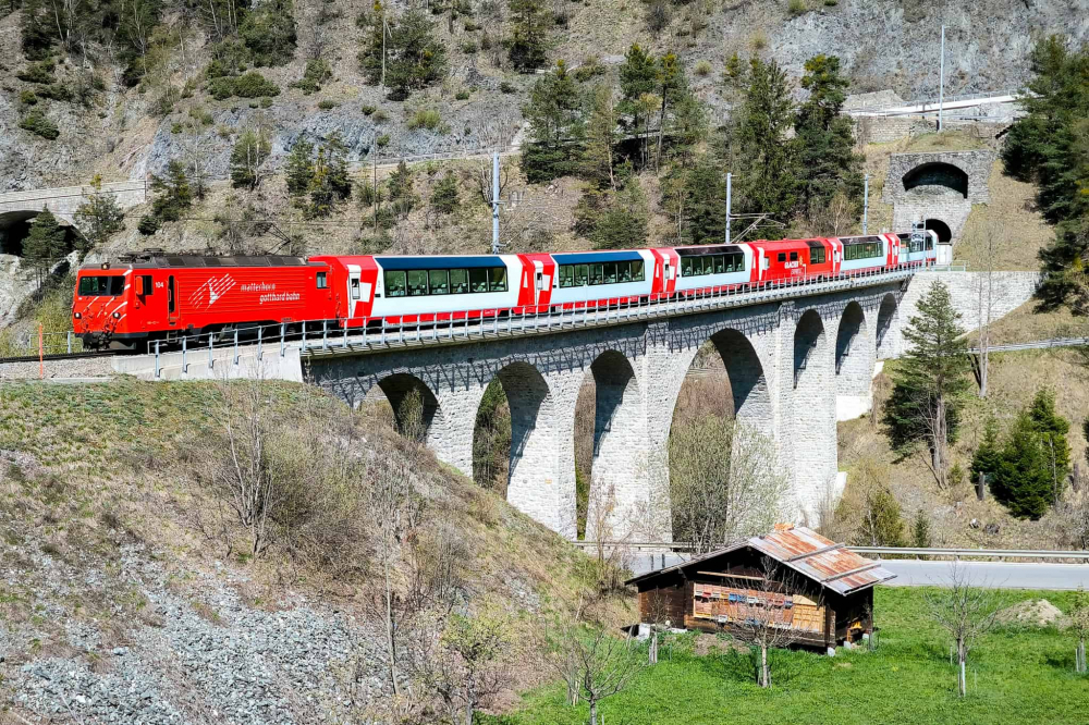 Mặc dù được gọi là tàu tốc hành, tốc độ của Glacier Express lại vô cùng chậm chạp. Nhưng điều này không phải là thiếu sót, mà là sự tính toán kỹ lưỡng để đảm bảo an toàn khi vượt qua những địa hình hiểm trở và khúc cua gấp của dãy Alps. Tuyến đường mà Glacier Express đi qua được coi là một trong những tuyến đường khó khăn nhất tại châu Âu, với các đoạn dốc và những khúc cua phức tạp đòi hỏi tàu phải chạy chậm để giữ sự thoải mái và an toàn cho hành khách.