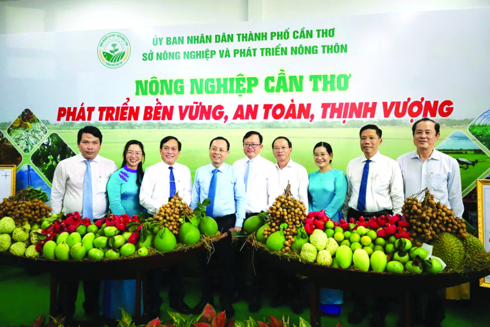 Ông Nguyễn Văn Hiếu (thứ tư từ trái sang) - Bí thư Thành ủy Cần Thơ - cùng các  sản phẩm nông nghiệp của thành phố tại Hội chợ quốc tế nông nghiệp 2024 ở TP Cần Thơ