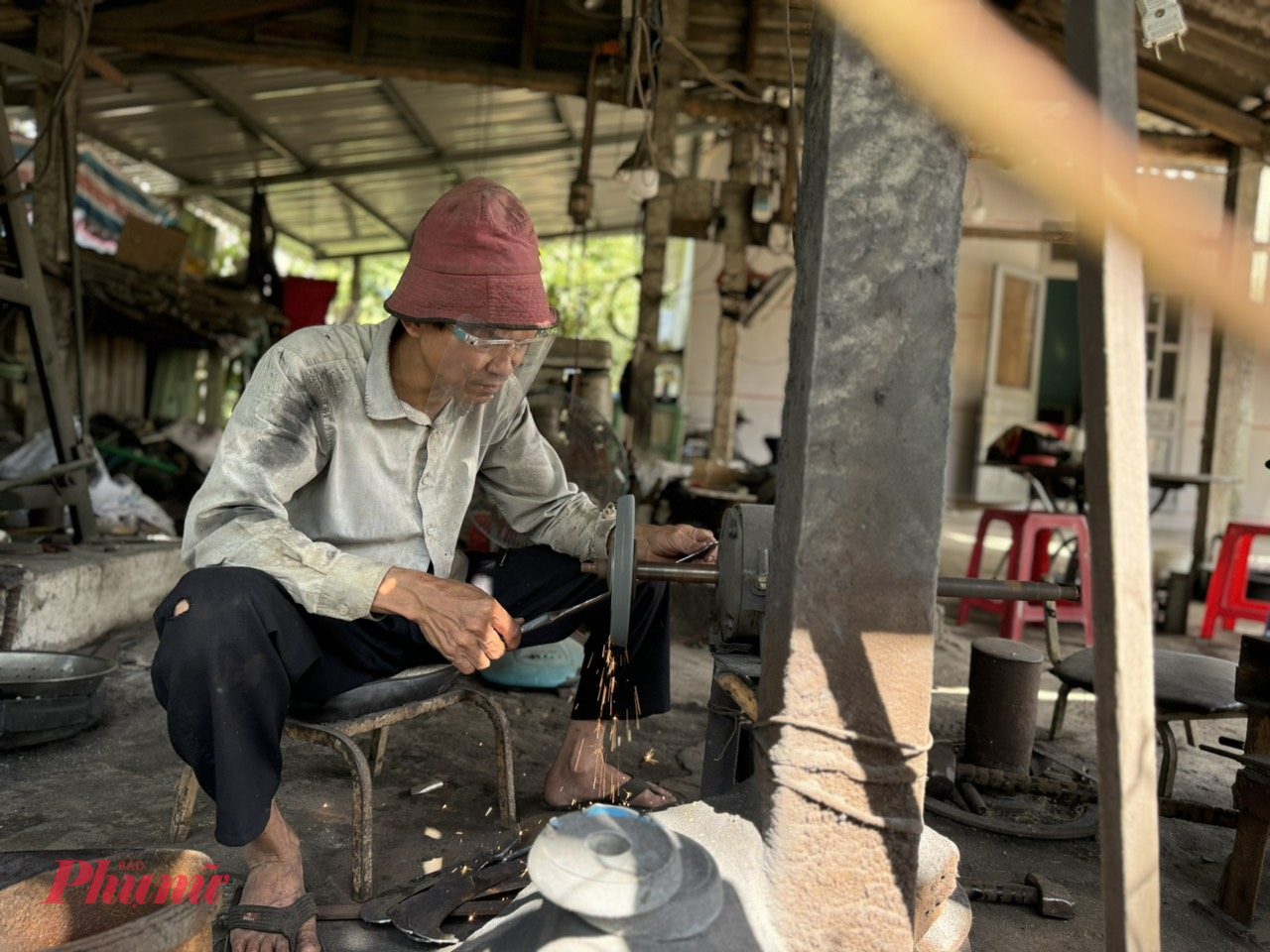 Thợ rèn Nhan Văn Thân cho hay, so với nhiều nghề khác thì nghề này vất vả hơn và mất nhiều thời gian. Người làm nghề phải có sức khỏe dẻo dai và chịu được cái nóng của lửa, bụi bặm của khói.