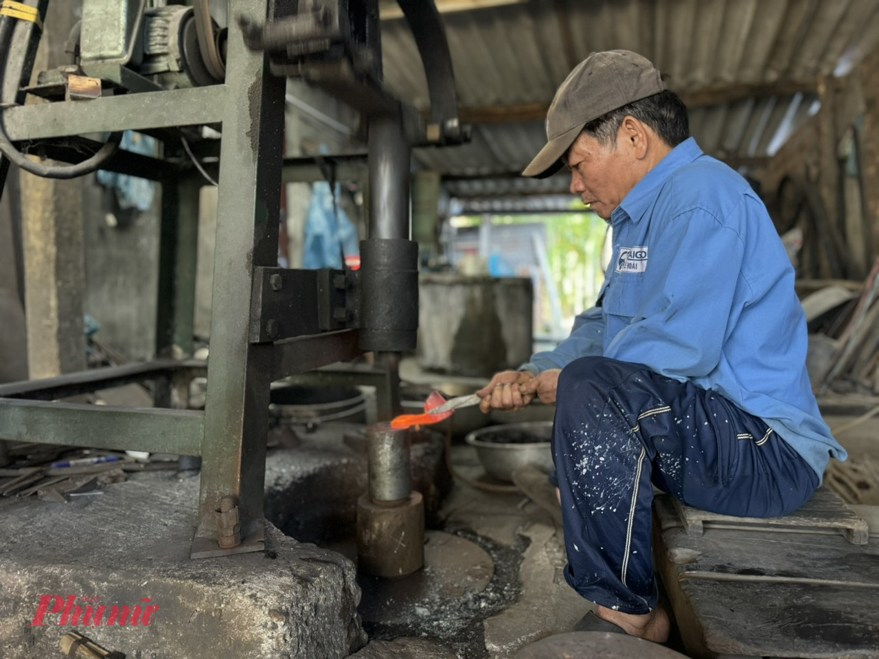 Những năm trở lại đây, hầu hết người dân làng rèn Minh Khánh chuyển dần từ làm thủ công sang máy móc. Những chiếc máy dập thép, máy mài, máy cắt... được đầu tư tạo năng suất cao hơn nhiều nên được sử dụng phổ biến.