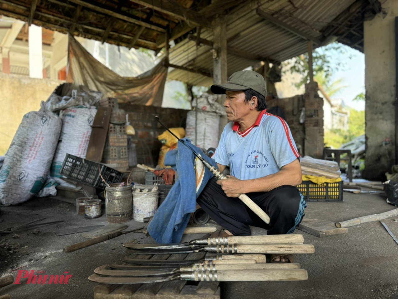 Năm nay 66 tuổi, ông Tòng là đời thứ 3 trong gia đình có truyền thống làm nghề rèn. Theo ông, không ai biết chính xác làng rèn nơi đây có từ bao giờ, chỉ biết cụ tổ nghề có gốc gác phía Bắc và có tên là Đinh Khắc Nhơn. Hơn 300 năm trước, cụ tổ cùng gia đình di cư vào Nam và chọn mảnh đất sát bên bờ sông Trà Khúc để khai hoang, lập nghề, lập làng. Kể từ đó, những lò rèn luôn đỏ lửa trên mảnh đất này.