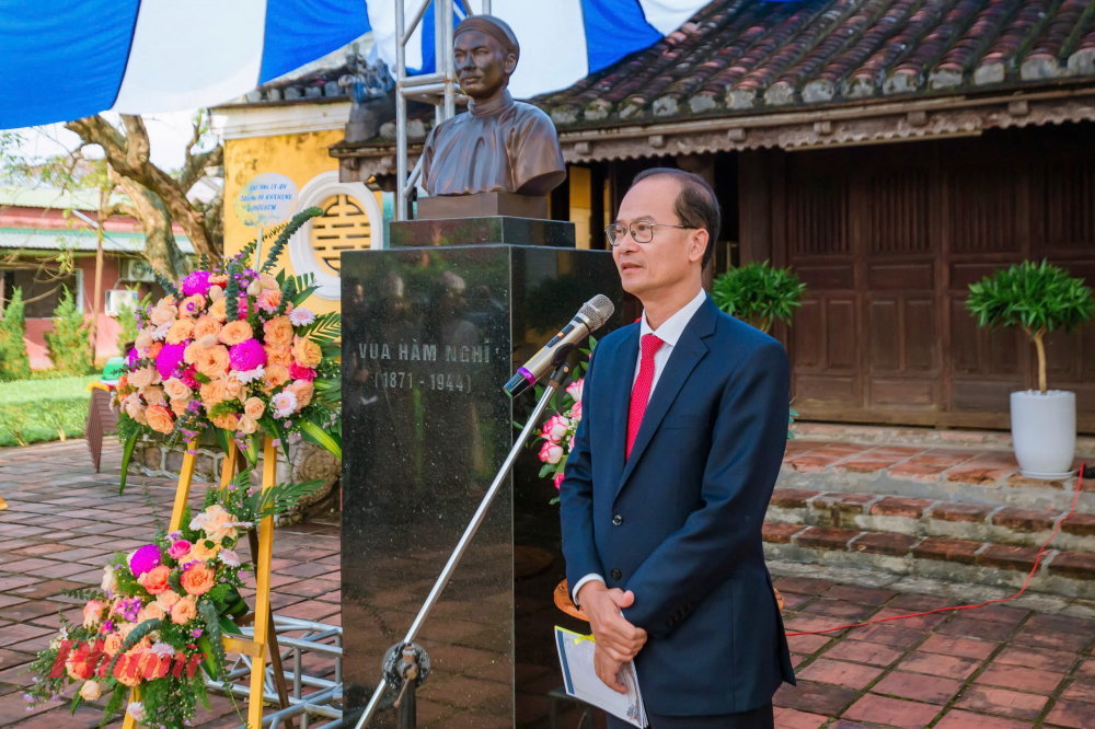 Ông Hoàng Việt Trung - Giám đốc Trung tâm Bảo tồn Di tích Cố đô Huế phát biểu- Cách nay tròn 14 thập kỷ, kinh đô Huế thất thủ, và cũng ngót chừng ấy thời gian, một vị hoàng đế mới 13 tuổi trước nạn ngoại xâm, vua đã cùng đoàn tuỳ tùng rời Kinh Thành Huế lên vùng rừng núi ở Quảng Trị phát động một phong trào yêu nước lan ra toàn cõi: phong trào Cần Vương… Những khó khăn về vật chất cũng như những gian nan mà hoàng đế và đoàn quân phò tá phải gánh chịu phần nào đã được thể hiện rõ qua những trang sử dù phủ kín “bụi thời gian” nhưng vẫn còn sáng mãi tinh thần bất khuất, kiên cường cùng non sông gấm vóc hôm nay…